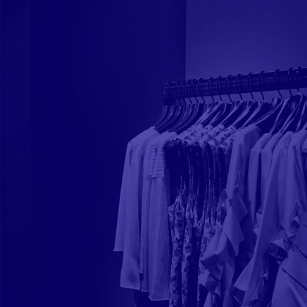 Vêtements suspendus sur cintres