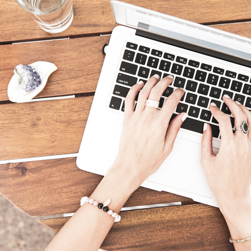 Une personne est en train de taper sur son clavier ordinateur portable