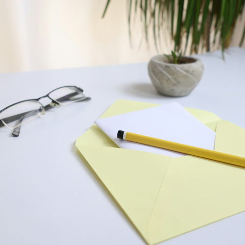 Main tenant un téléphone avec un écran figurant le logo d'Instagram