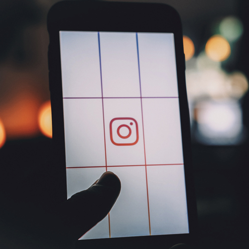 une personne avec son téléphone consulte Instagram