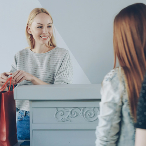 Un client et une vendeuse en train de conclure une vente