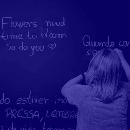 Femme en train d'écrire au tableau